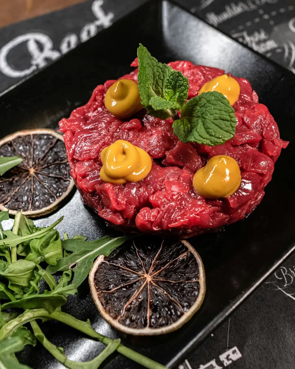 Tartare di bovino tagliata al coltello e impiattata